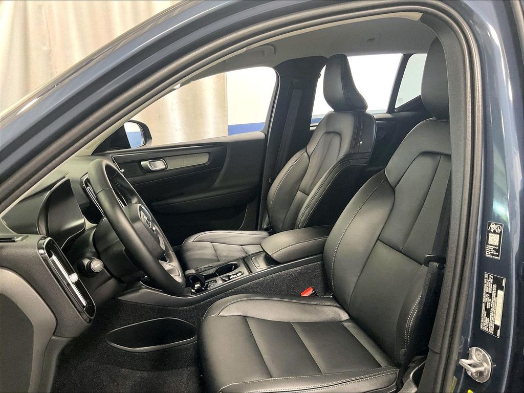 2026 Volvo XC40 — photo 10