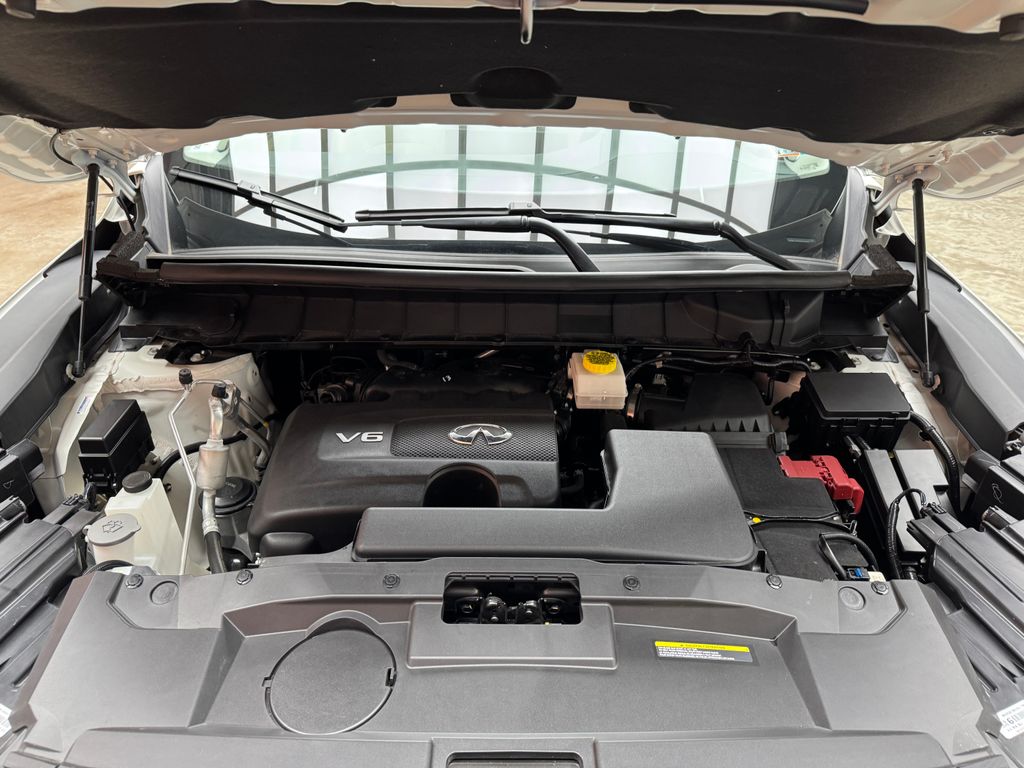 Used 2024 White INFINITI LUXE image 27