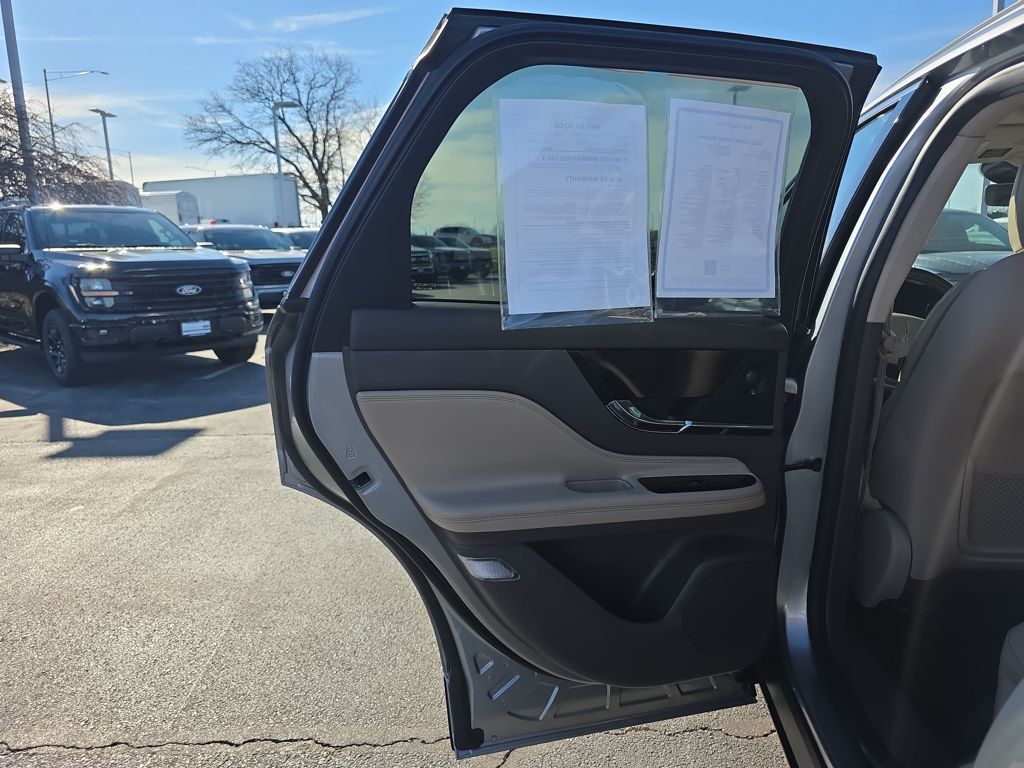 Used 2022 Silver Lincoln Reserve image 37