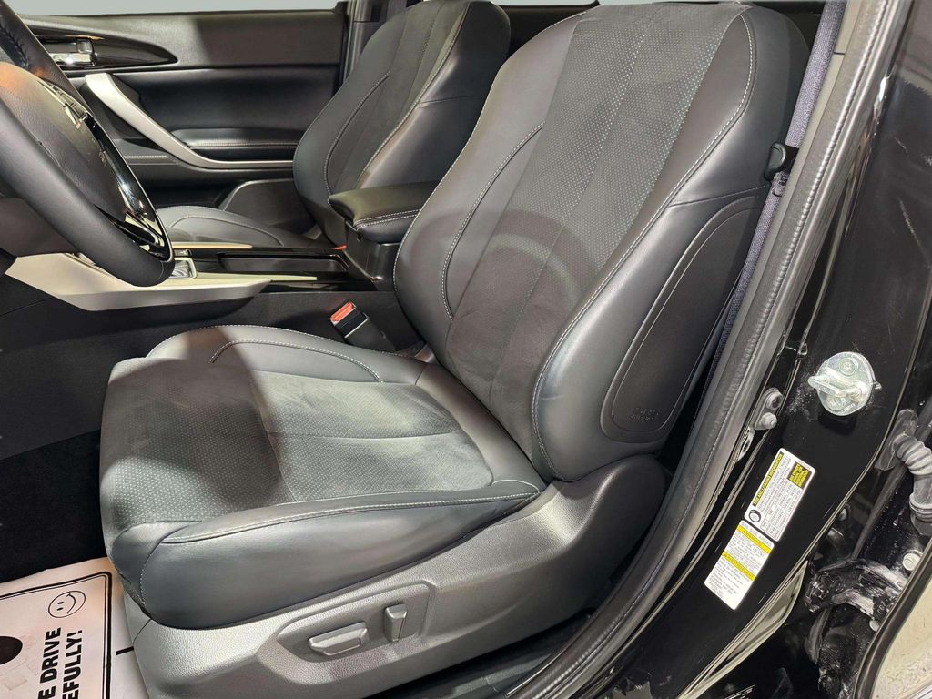 Used 2025 Labrador Black Pearl Mitsubishi SE image 5