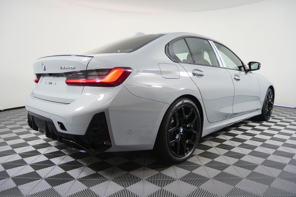 Thumbnail: 2025 BMW 3 Series - 3