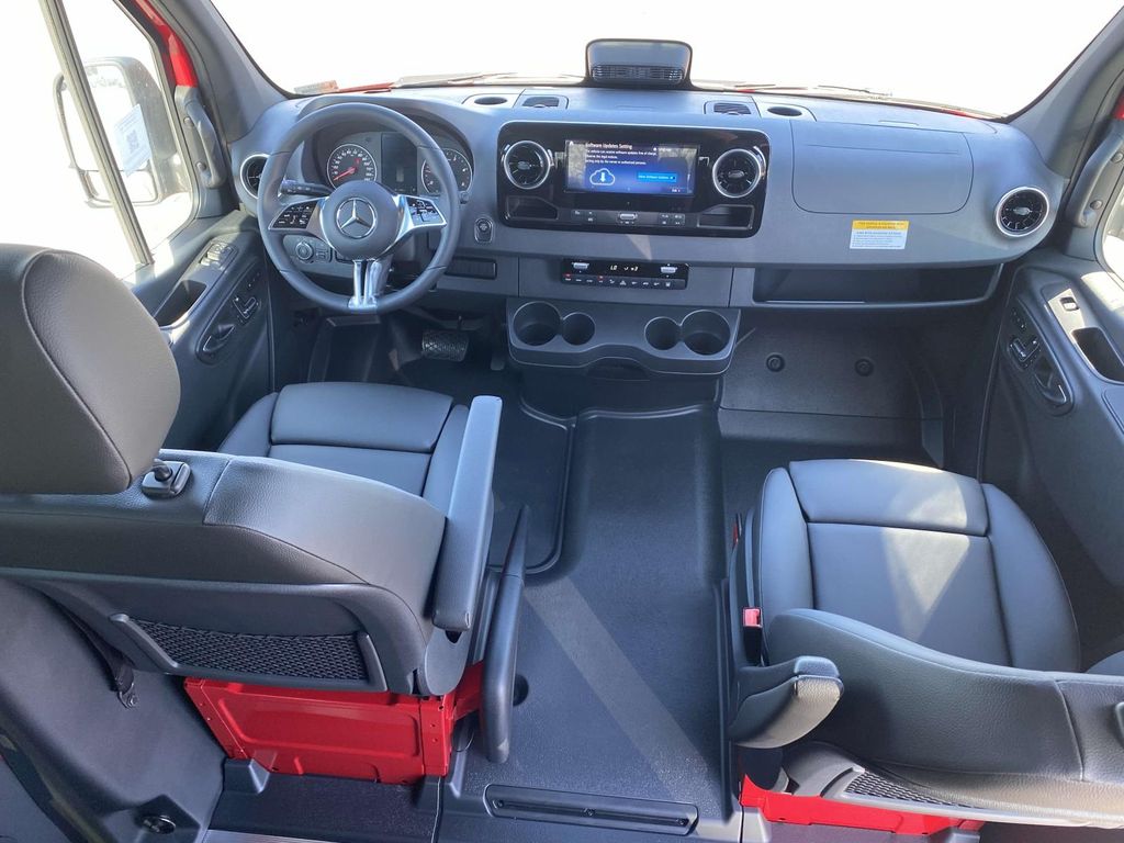 Thumbnail: 2025 Mercedes-Benz Sprinter - 13