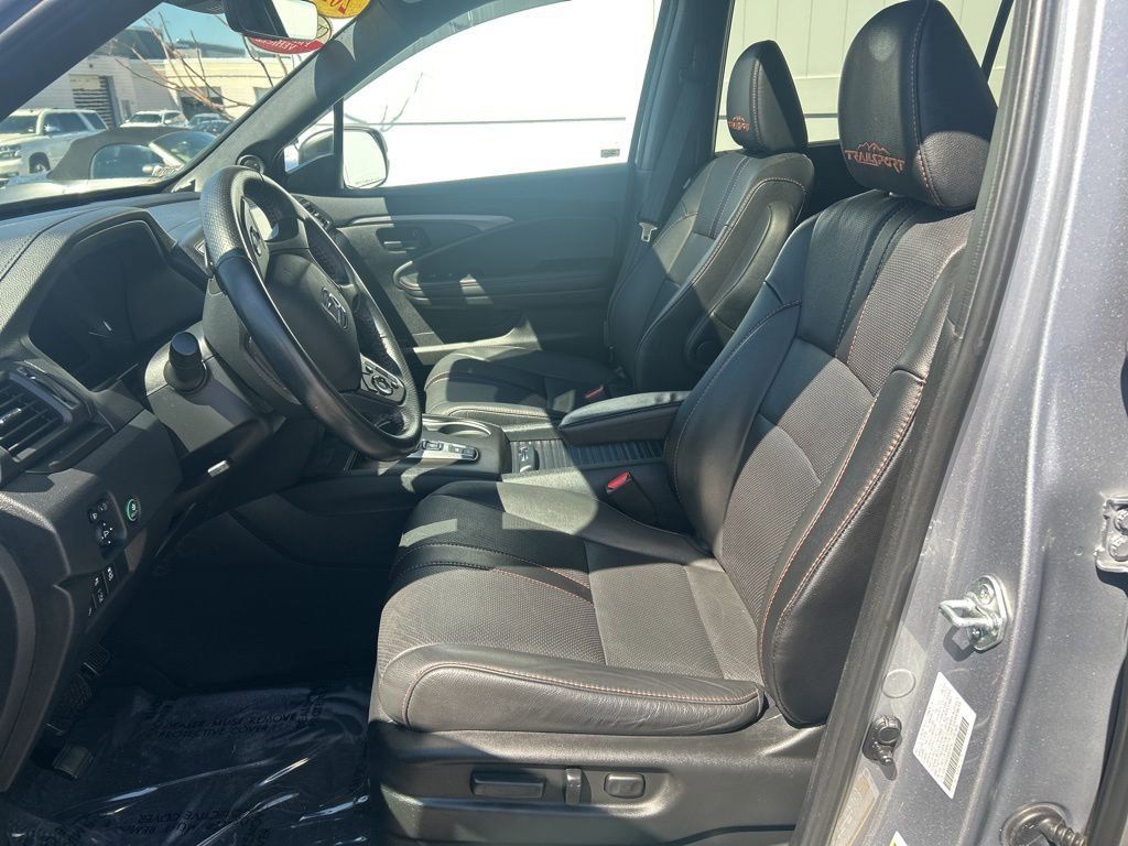 View vehicle photo 7