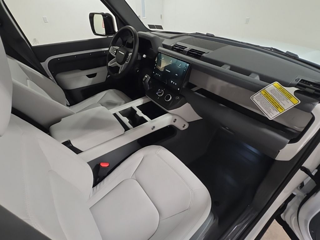 New 2026 White Land Rover X-Dynamic SE image 30