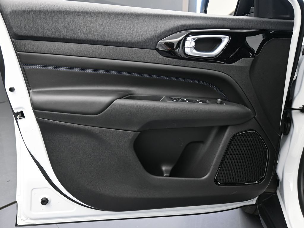 New 2026 Bright White Clearcoat Jeep Latitude image 22