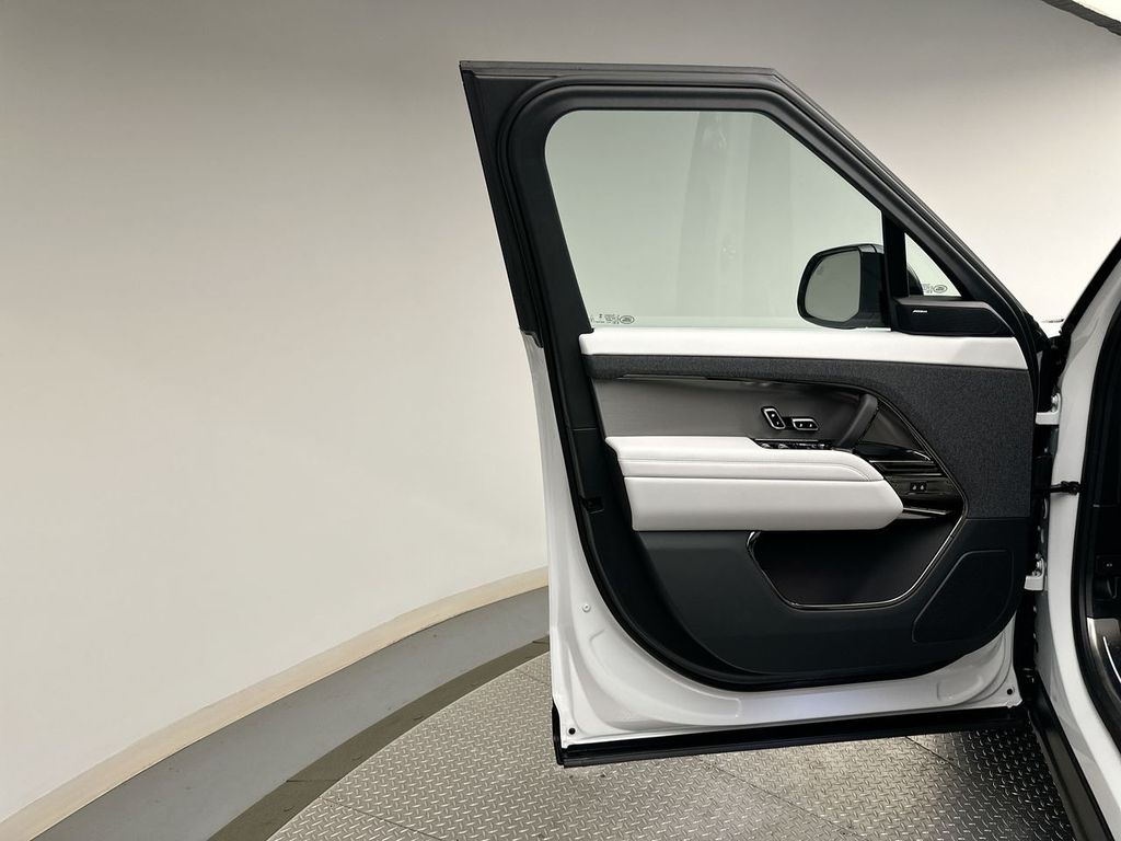 2025 Land Rover Range Rover Sport SE 8