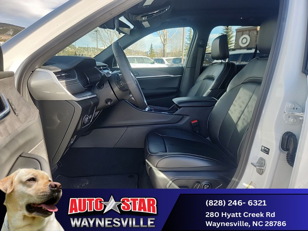 new 2025 Jeep Grand Cherokee car, priced at $47,990