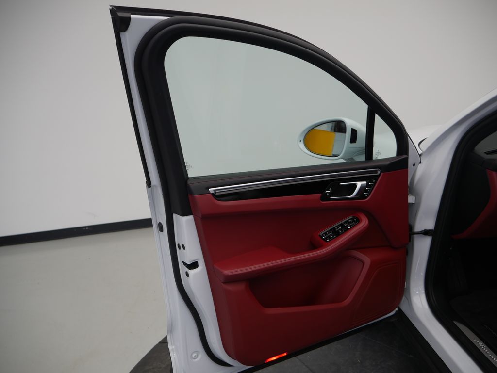 Thumbnail: 2023 Porsche Macan - 17