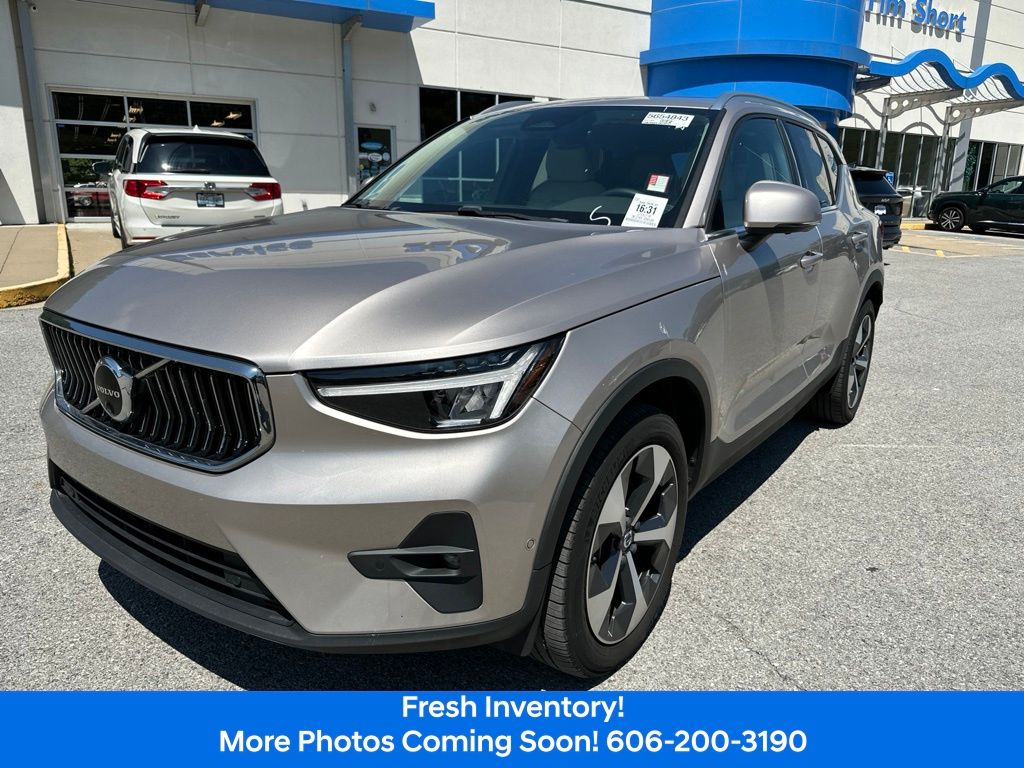 2024 Volvo XC40 B5 Plus Bright Theme AWD
