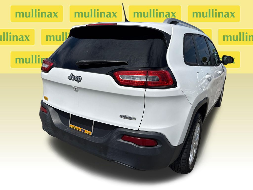 Used 2016 White Jeep Latitude image 4