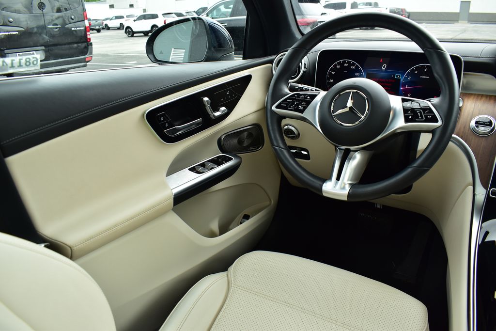 2023 Mercedes-Benz GLC 300 24