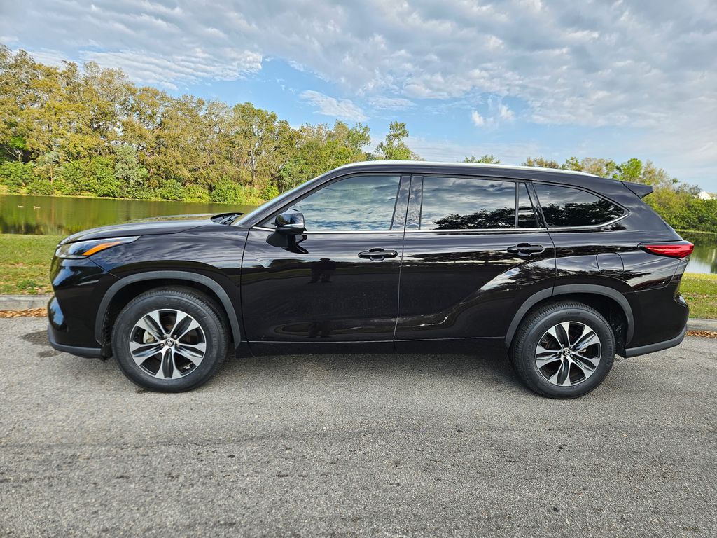 2021 Toyota Highlander XLE 2