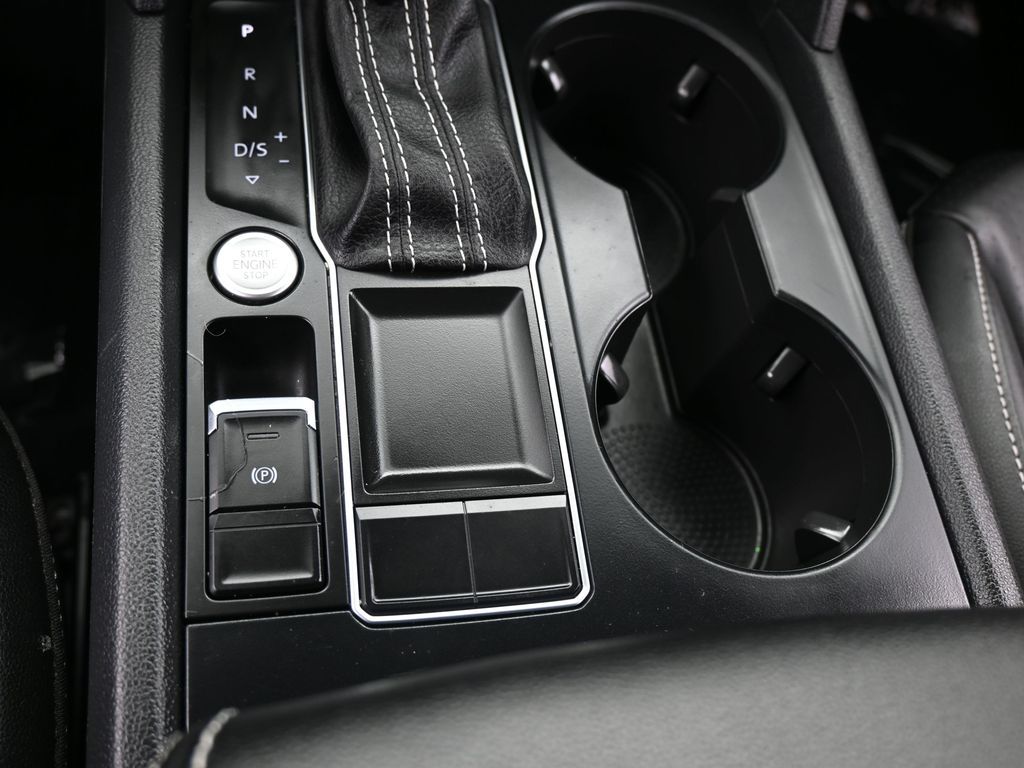 Used 2022 Deep Black Volkswagen 2.0T SE image 25