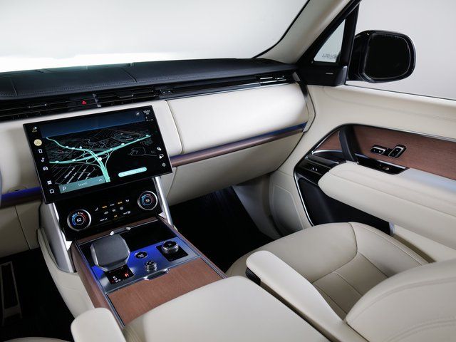 Used 2023 White Land Rover SE image 4