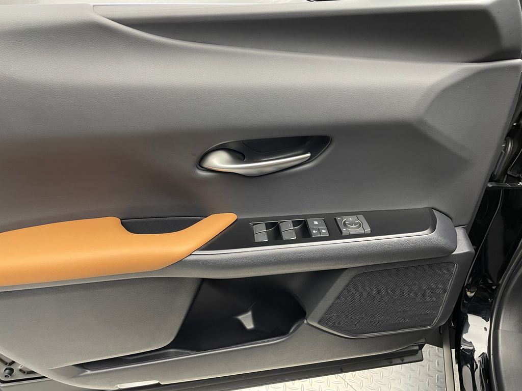 Thumbnail: 2021 Lexus UX - 9