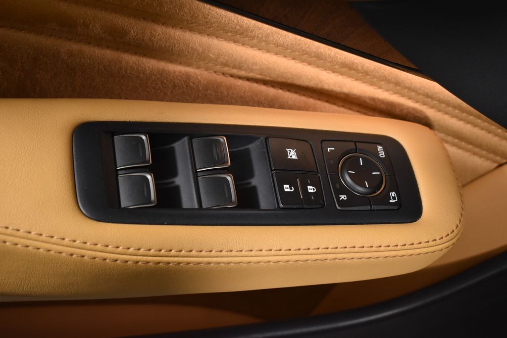 Thumbnail: 2022 Lexus LS - 31