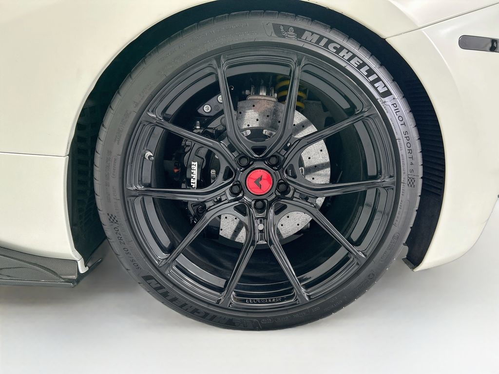 Used 2018 Bianco Avus Ferrari  image 26