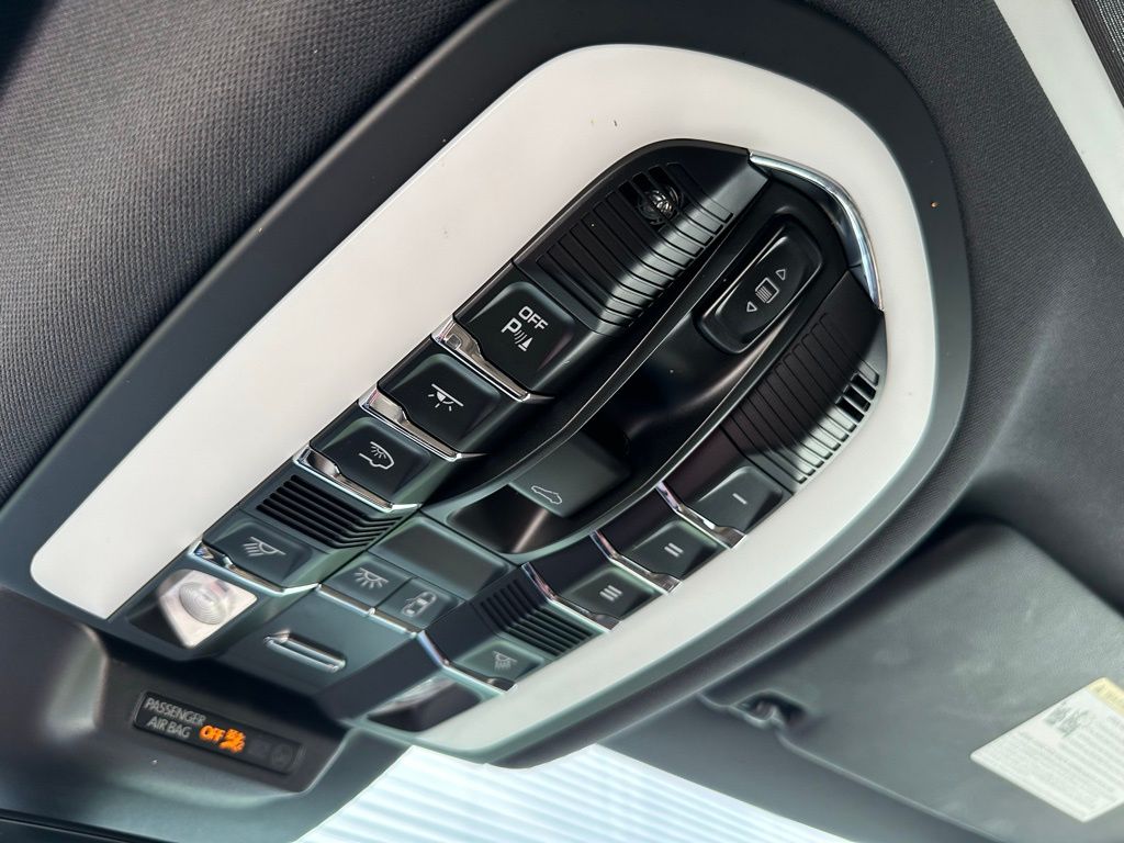 Thumbnail: 2023 Porsche Macan - 32