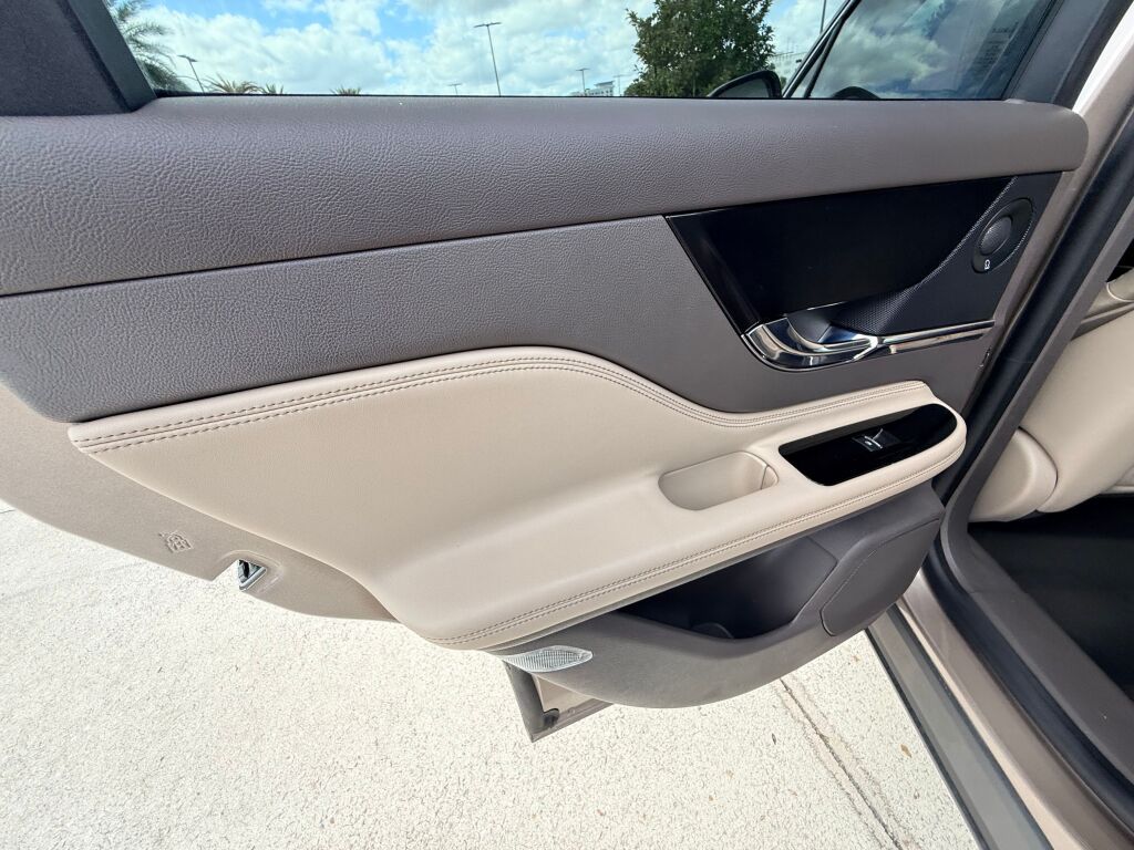 Thumbnail: 2020 Lincoln Corsair - 16