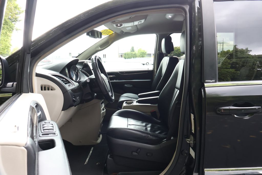 Thumbnail: 2013 Chrysler Town & Country - 27
