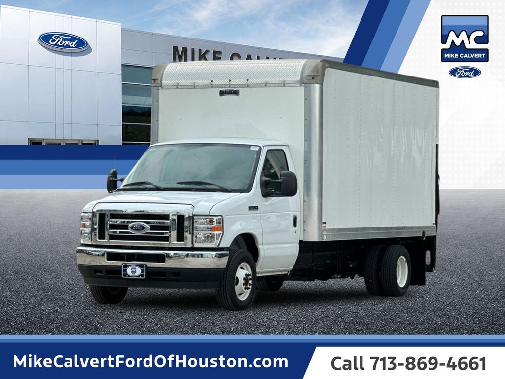 Oxford White 2025 Ford E-Series Chassis Pickup Truck Rear-Wheel Drive 6-Speed Automatic Overdrive