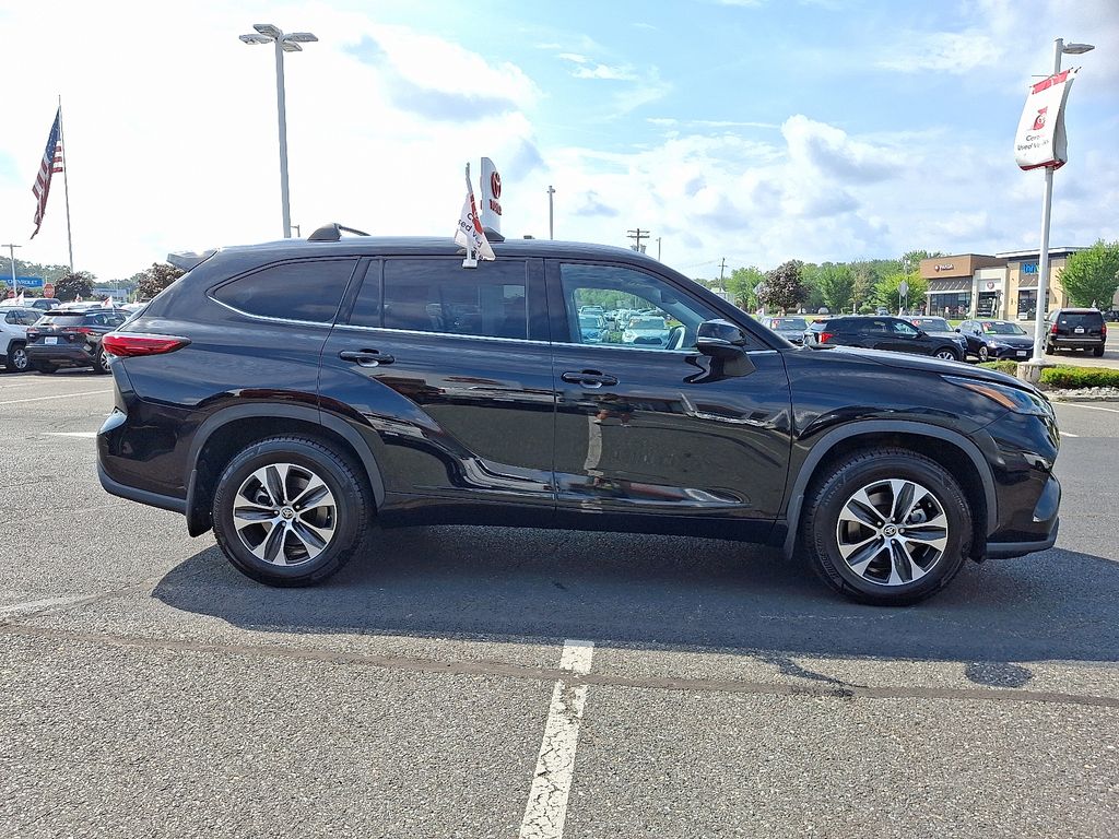 Thumbnail: 2022 Toyota Highlander - 7