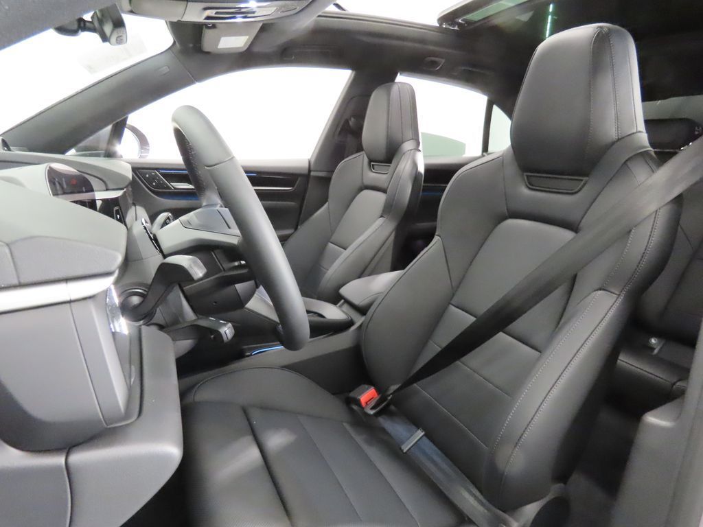 Thumbnail: 2026 Porsche Macan - 5