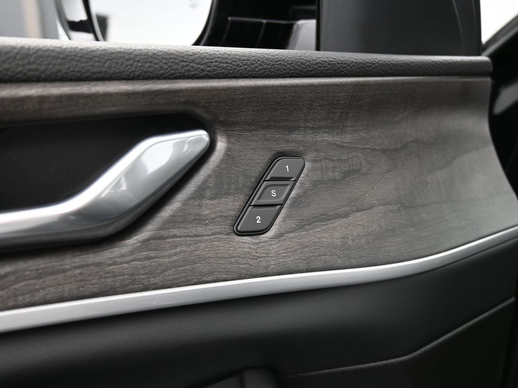 New 2026 Diamond Black Crystal Pearlcoat Jeep Limited image 17