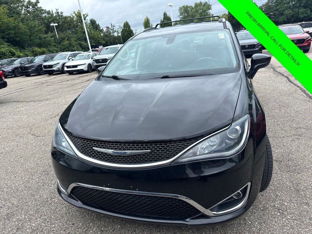 Used 2019 Black Chrysler Touring L image 2