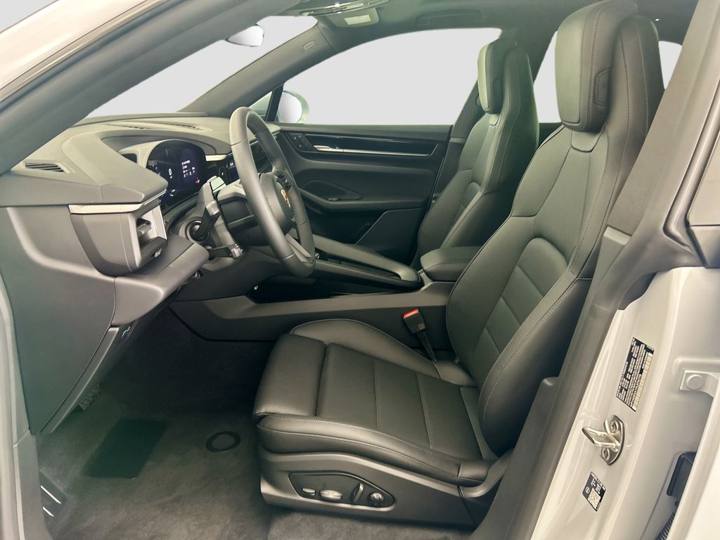 Thumbnail: 2026 Porsche Macan - 5