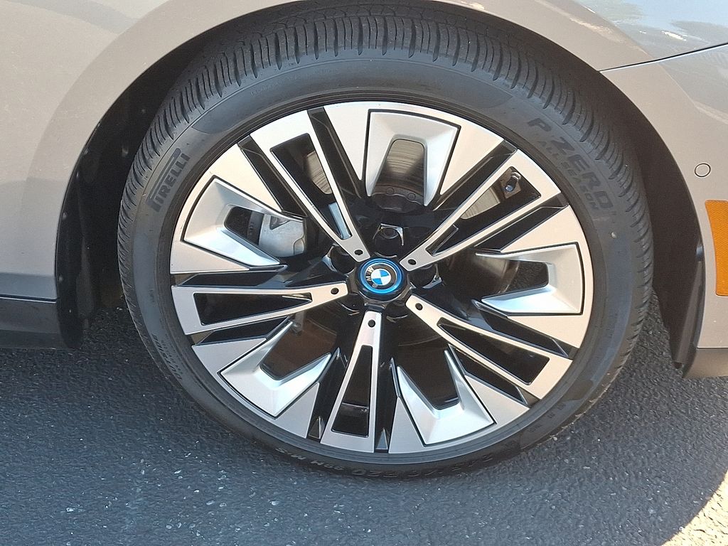 Thumbnail: 2025 BMW i5 - 8