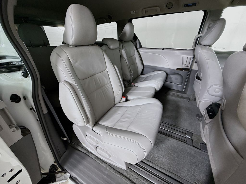 Thumbnail: 2017 Toyota Sienna - 28