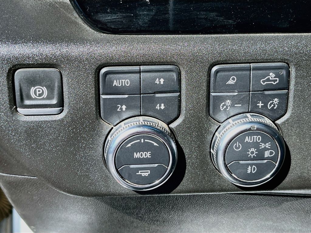 Used 2025 White GMC SLT image 10