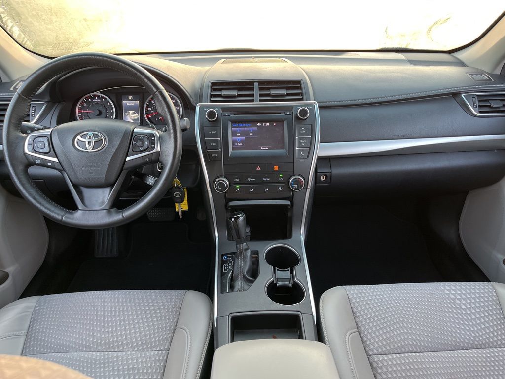2015 Toyota Camry SE 16