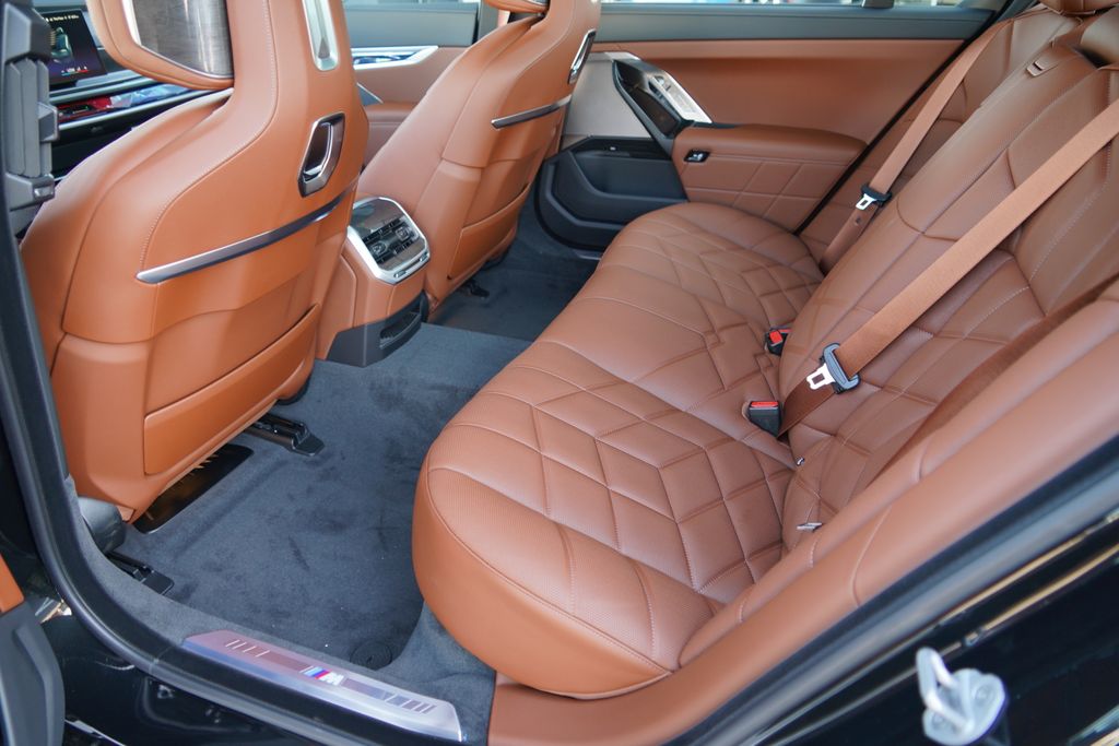 Thumbnail: 2026 BMW 7 Series - 19