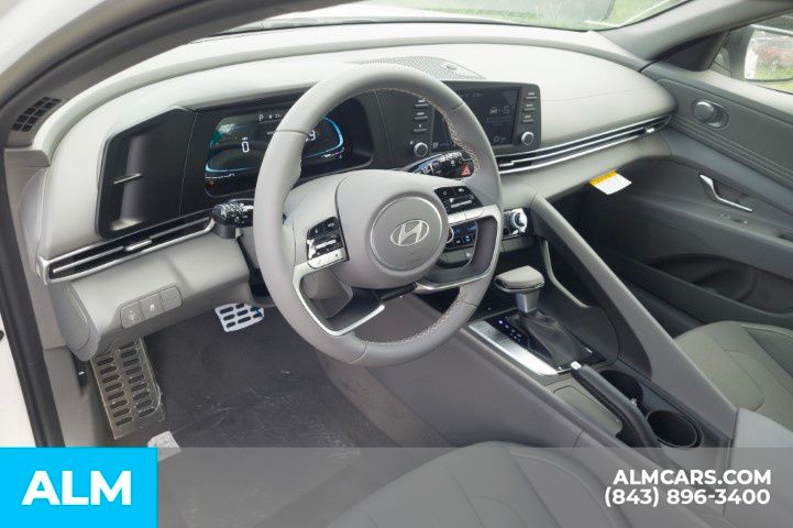Used 2025 White Hyundai SEL Sport image 12