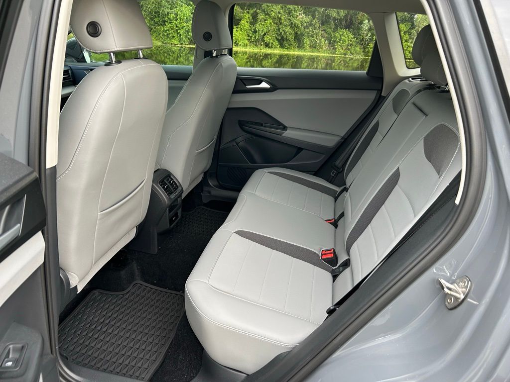 2022 Volkswagen Taos SE 13