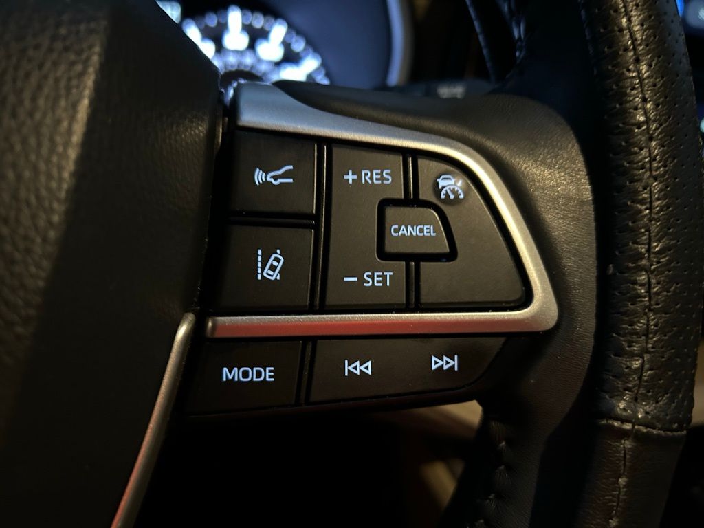 Thumbnail: 2023 Toyota Highlander - 20
