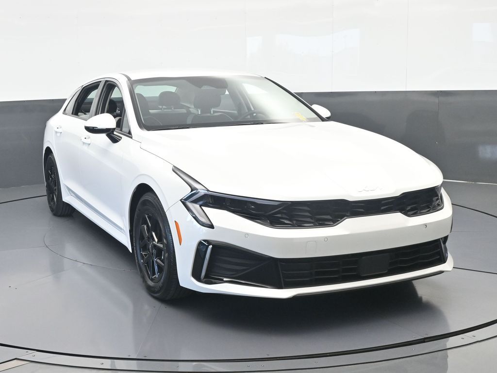 New 2025 Snow White Pearl Kia LXS image 9
