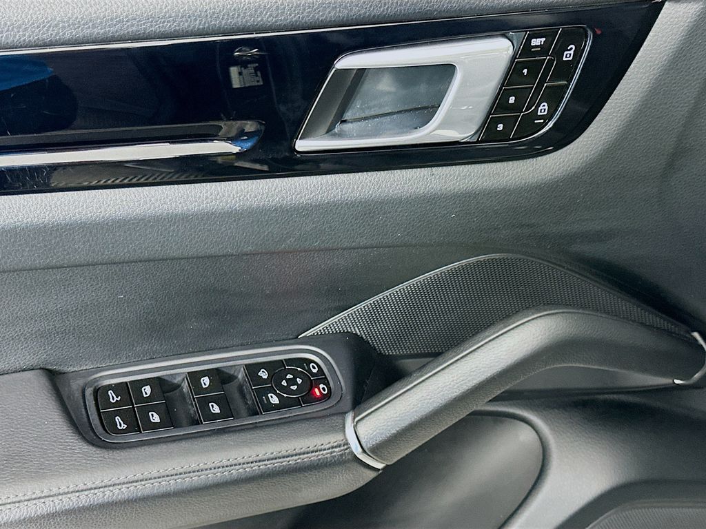 Thumbnail: 2019 Porsche Cayenne - 18