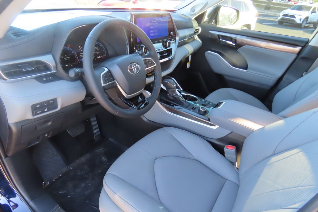 Thumbnail: 2026 Toyota Highlander - 9