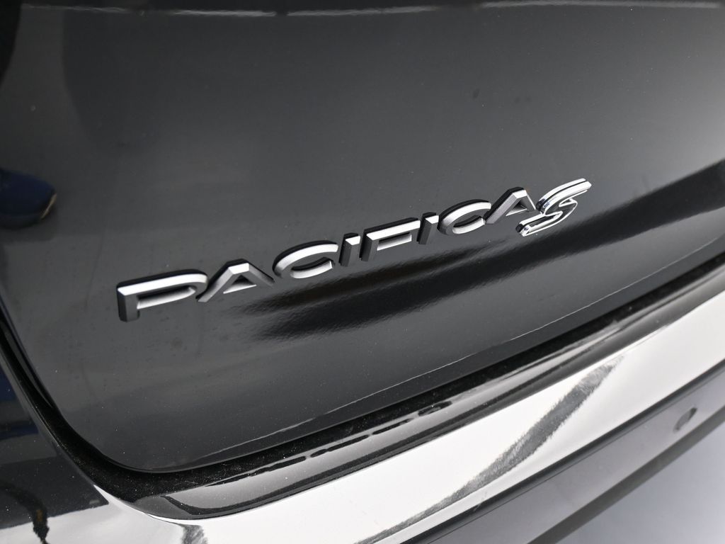 New 2026 Diamond Black Crystal Pearlcoat Chrysler Select image 36