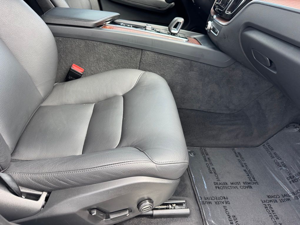 2023 Volvo XC60 B5 Plus photo 28