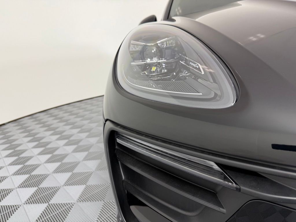 Thumbnail: 2026 Porsche Macan - 9