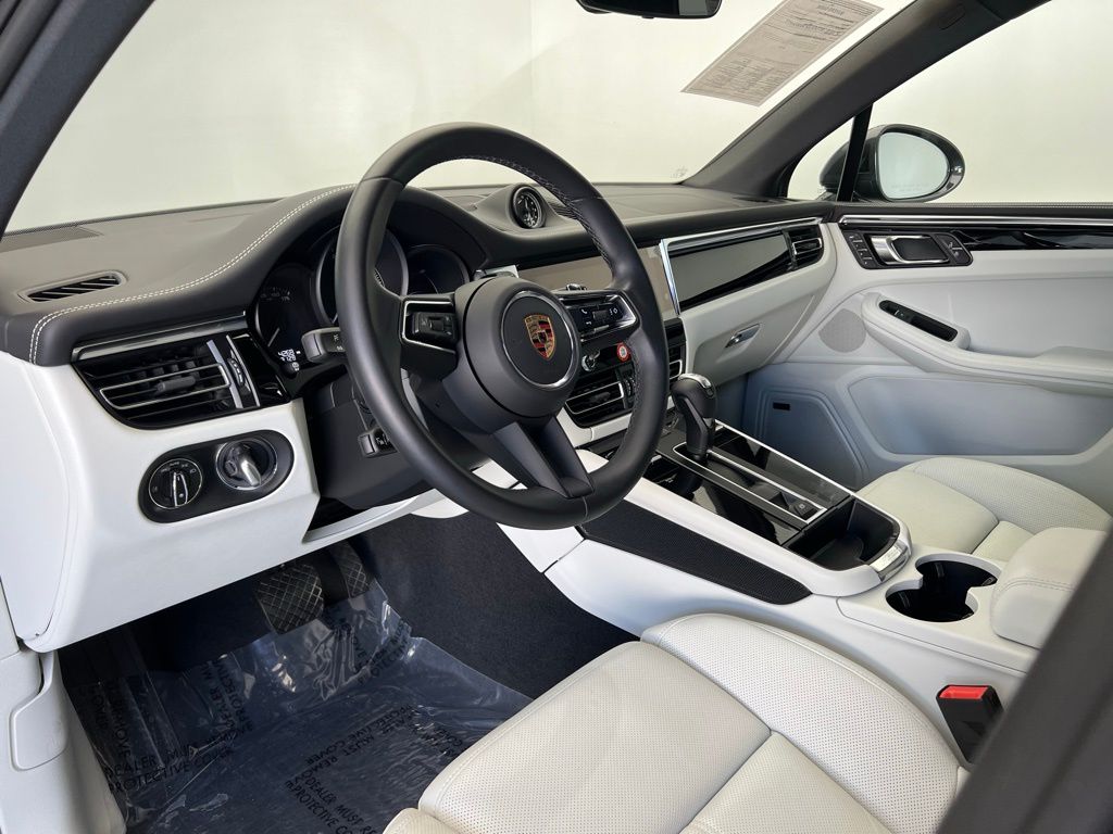 2025 Porsche Macan  4