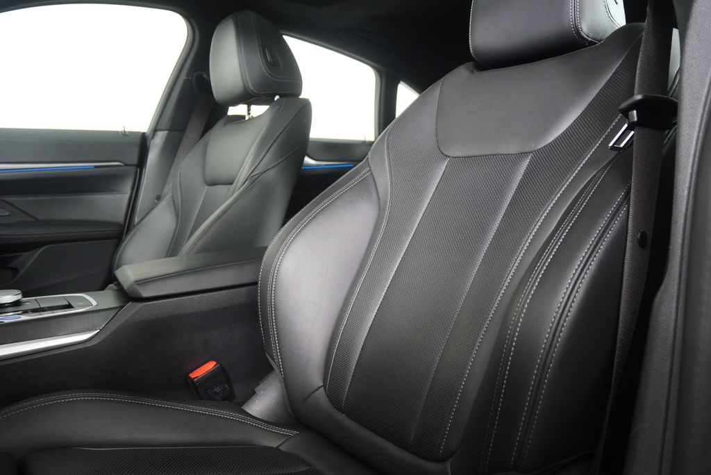 Thumbnail: 2022 BMW i4 - 11