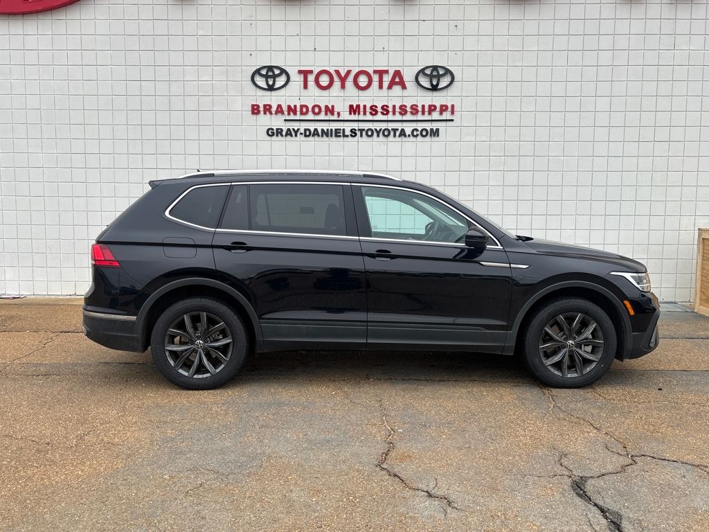 2023 Volkswagen Tiguan SE's photo