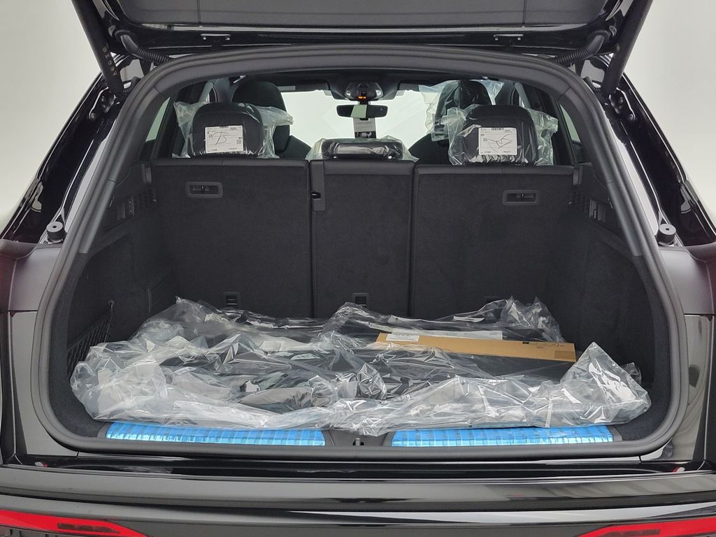 Thumbnail: 2026 Audi SQ5 - 9