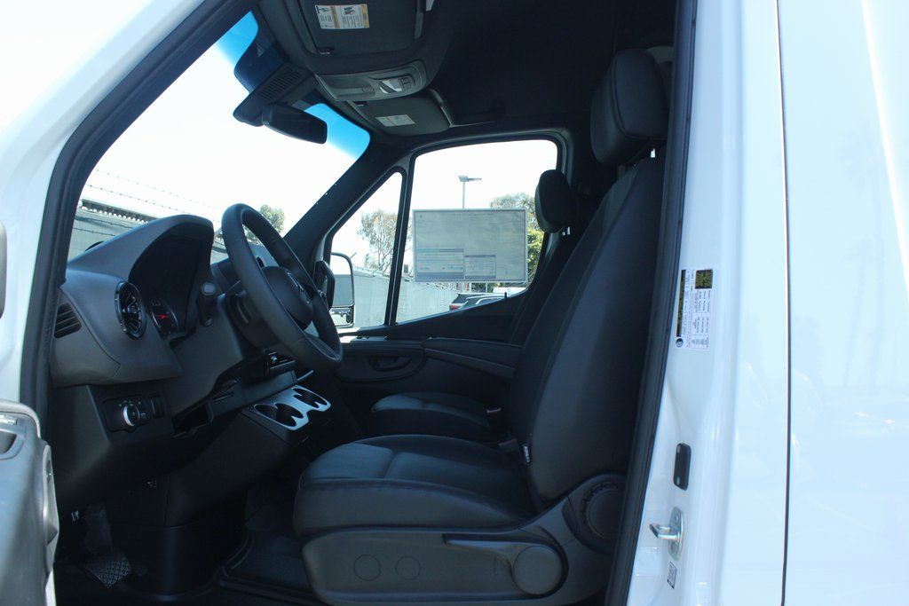 Thumbnail: 2025 Mercedes-Benz Sprinter - 6