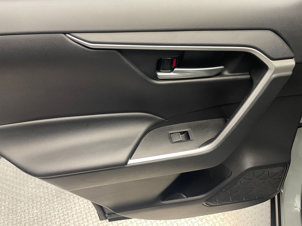 2023 Toyota RAV4 XLE 32